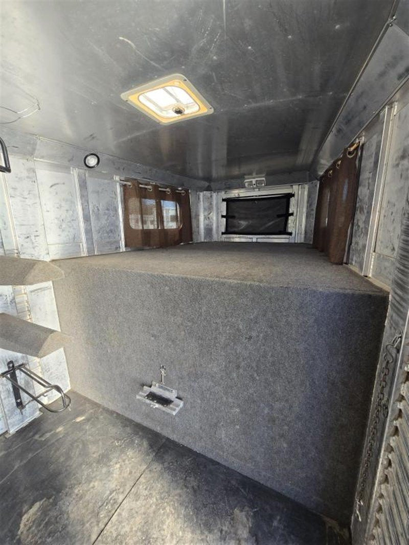 2006 C&C 4 Horse Gooseneck Trailer image 7