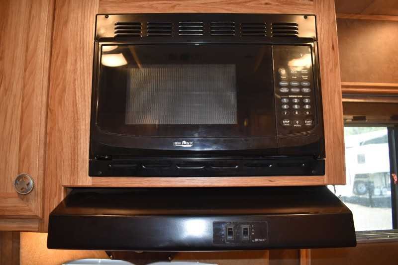 2015 Exiss 7308LQ 3 Horse Trailer with 8′ Short Wall image 8