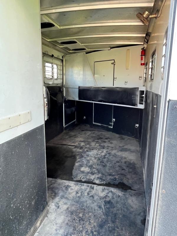 2004 Sundowner 3 Horse Weekender Horse Trailer image 7