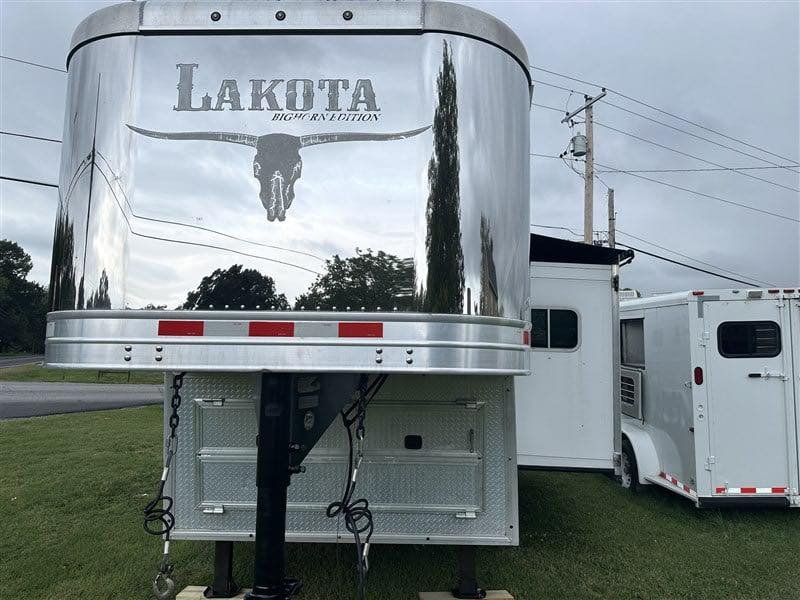 2014 Lakota Bighorn 8416, Generator, Couch, Dinette 17’ Shortwall, 4 Horse Trailer, 12′ Slide. image 10
