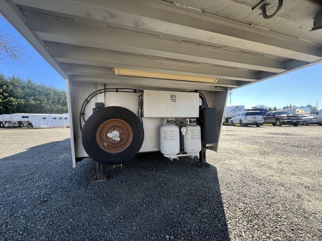 2009 Platinum Coach 3 H 16′ SW w/Outlaw Conversion image 11