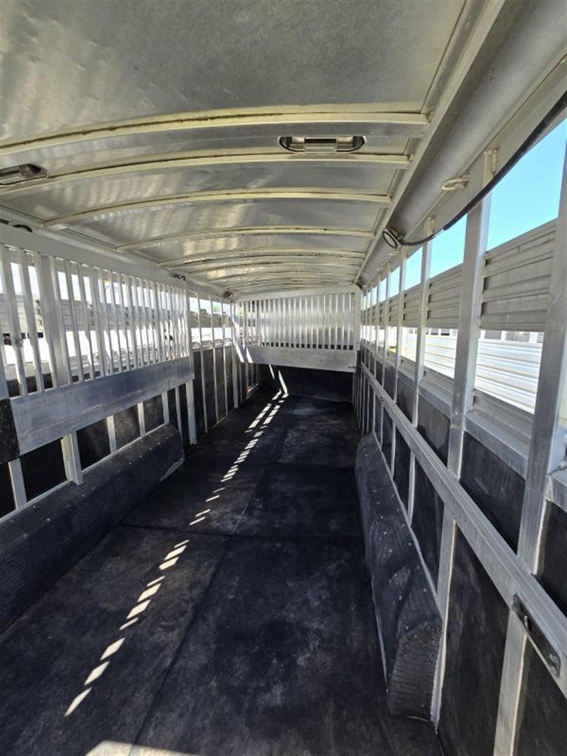 2006 C&C 4 Horse Gooseneck Trailer image 2