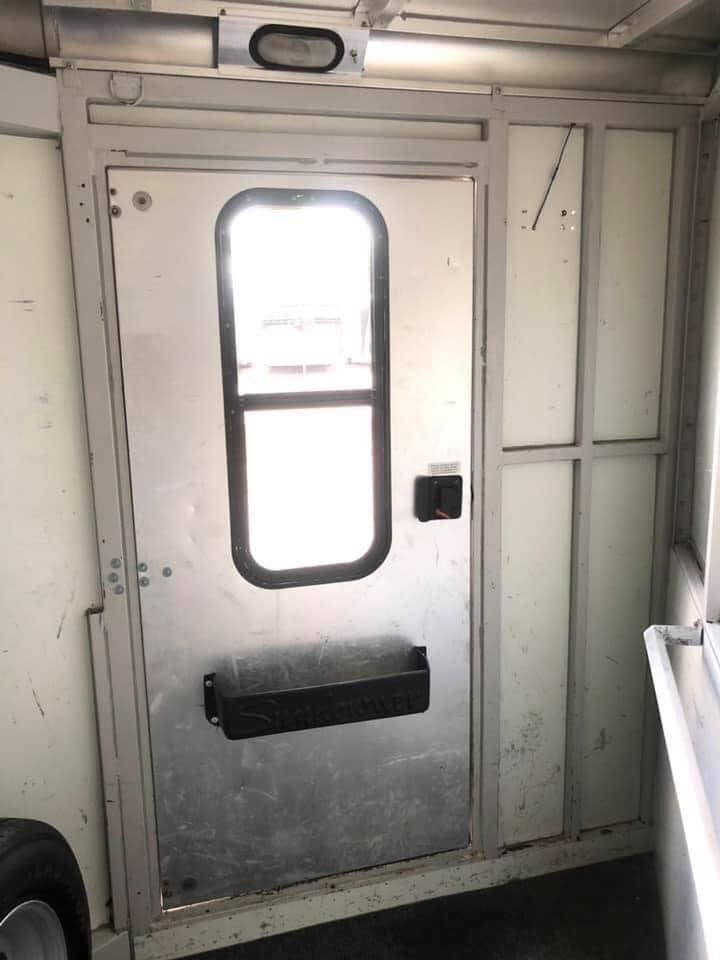 1998 Sundowner 3 Horse Slant image 4