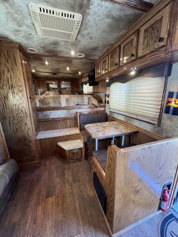2009 Platinum Coach 3 H 16′ SW w/Outlaw Conversion image 25