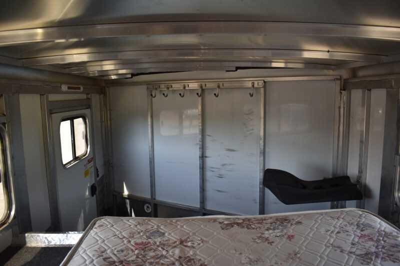 2014 Sundowner 2 Horse Gooseneck Trailer image 15