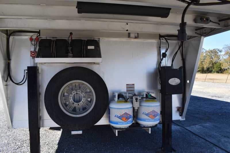 2015 Lakota 8411GLQ 4 Horse Trailer with 11′ Short Wall image 5