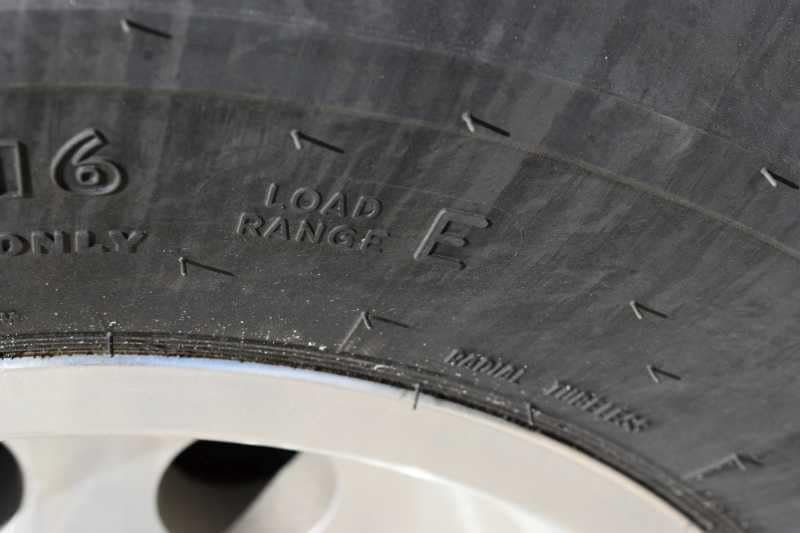 2018 Lakota 84HBPSL 4 Horse Trailer with 2′ Short Wall image 17