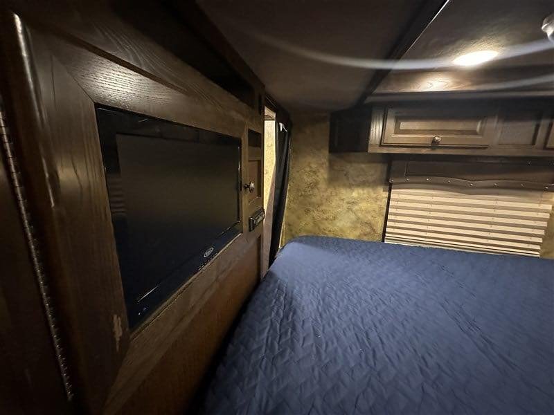 2014 Lakota Bighorn 8416, Generator, Couch, Dinette 17’ Shortwall, 4 Horse Trailer, 12′ Slide. image 22