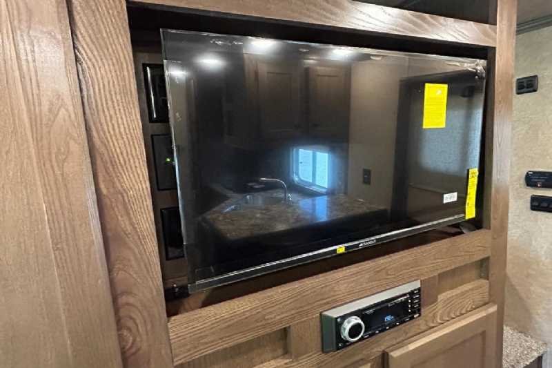 New 2024 Lakota 8313RKBGLQ Charger 3 Horse Trailer with 13′ Short Wall image 20