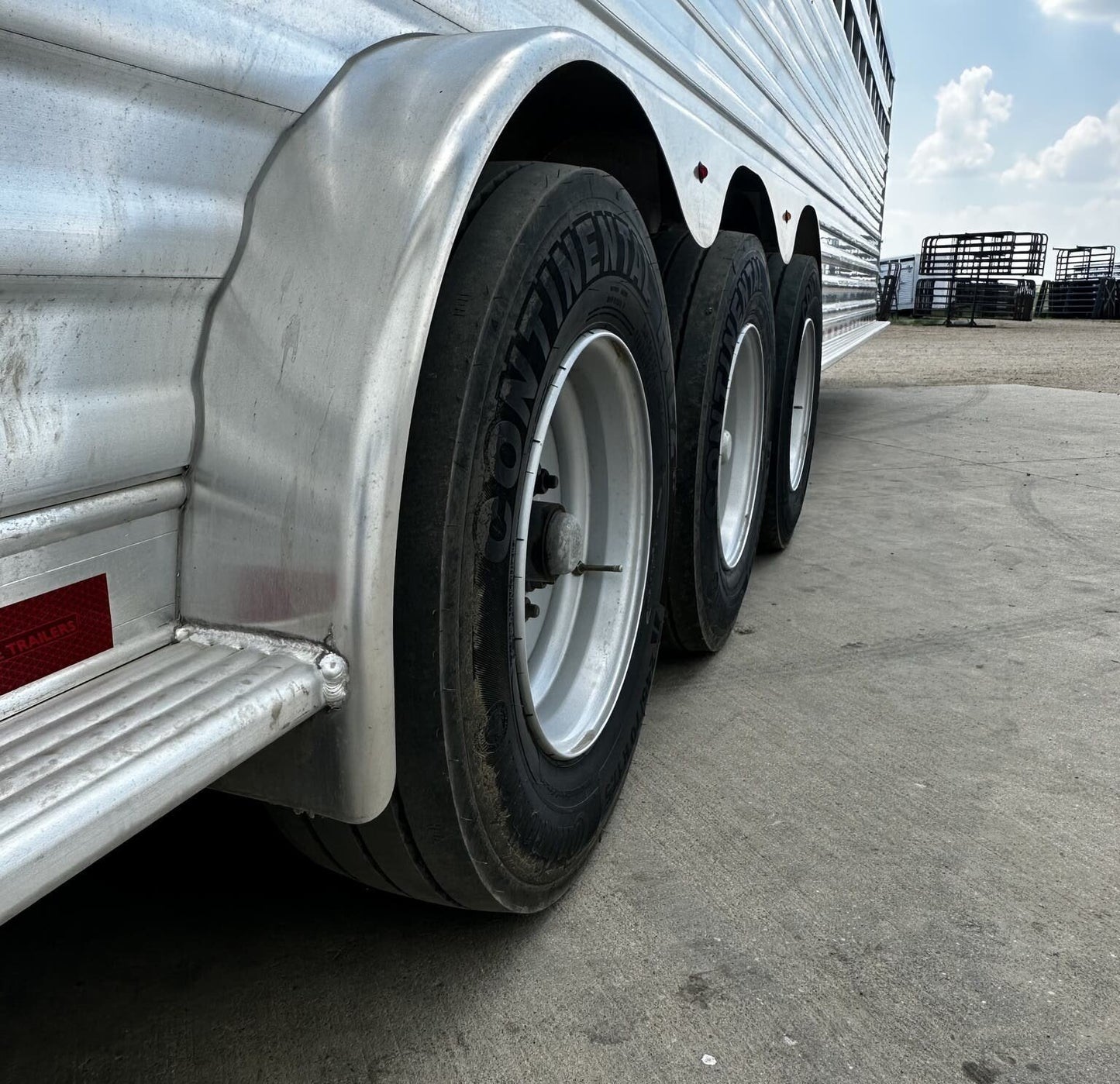 New 2024 Elite Trailers 32FT TRIPLE AXLE STOCK TRAILER W/ 3 COMPARTMENTS image 13