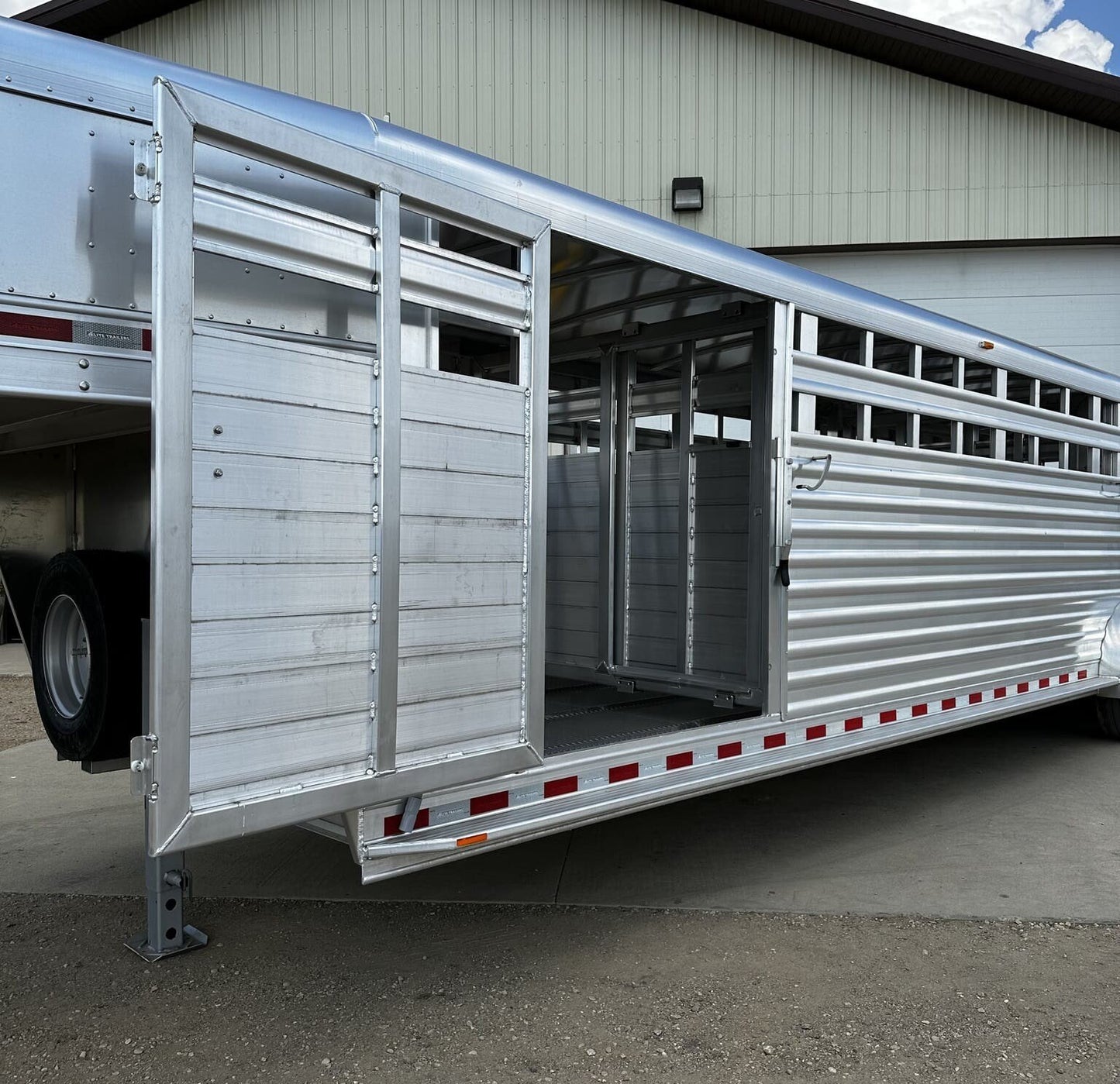 New 2024 Elite Trailers 32FT TRIPLE AXLE STOCK TRAILER W/ 3 COMPARTMENTS image 5