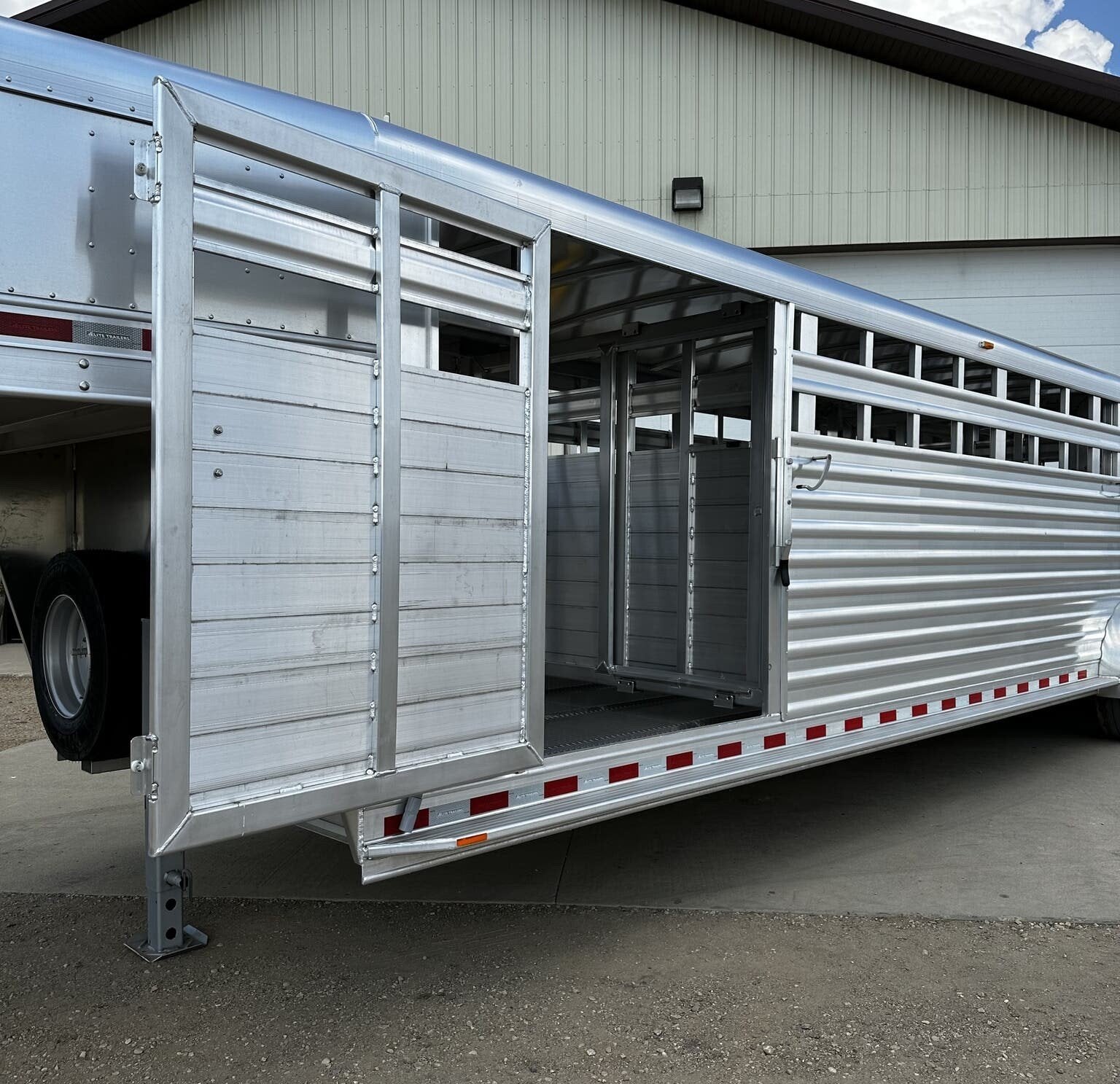 New 2024 Elite Trailers 32FT TRIPLE AXLE STOCK TRAILER W/ 3 COMPARTMENTS image 5