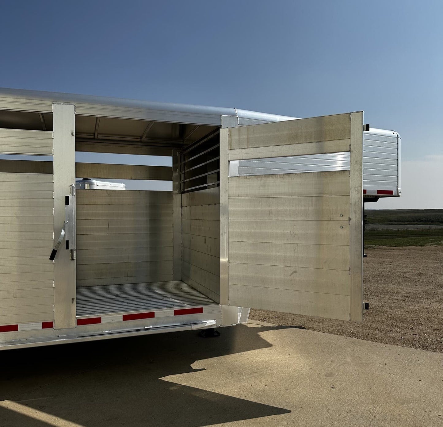 New 2024 Hillsboro 24′ Livestock Trailer – Three Compartments image 8