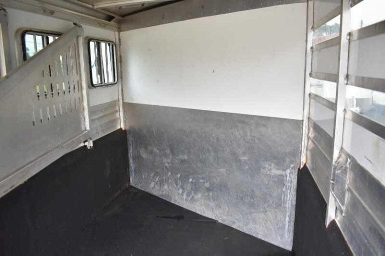 2012 CM 3HBP 3 Horse Trailer image 6