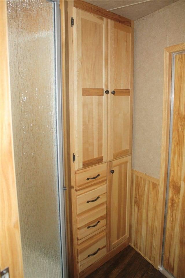 2019 Lakota Charger 4 Horse LQ with 15′ Short Wall image 22