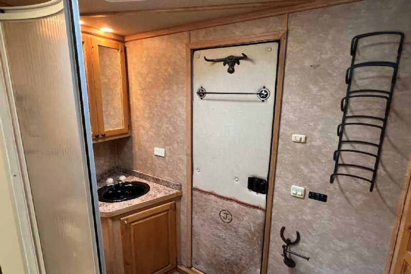 2006 Featherlite 8412LQ 4 Horse Trailer with 12′ Short Wall image 22