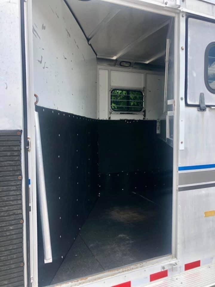 1998 Sundowner 3 Horse Slant image 10