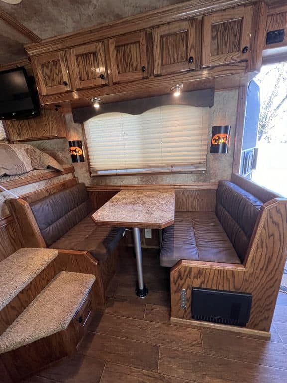 2009 Platinum Coach 3 H 16′ SW w/Outlaw Conversion image 31