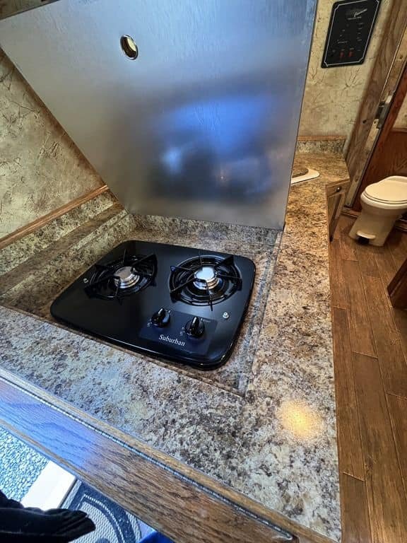 2009 Platinum Coach 3 H 16′ SW w/Outlaw Conversion image 35