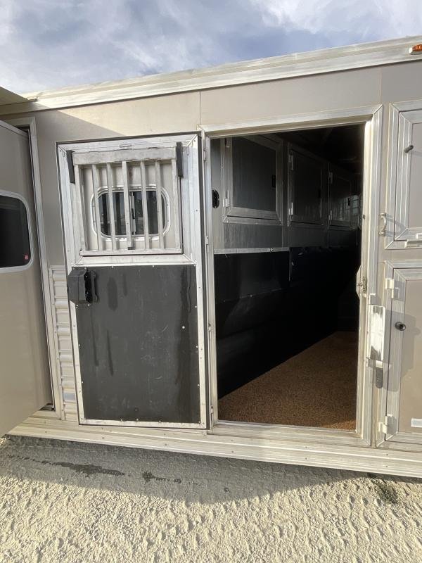 2014 Logan Coach RAZ4GNHDLQ 40′ 4 horse Razor GN Horse Trailer**WITH WALK IN CLOSET** image 28