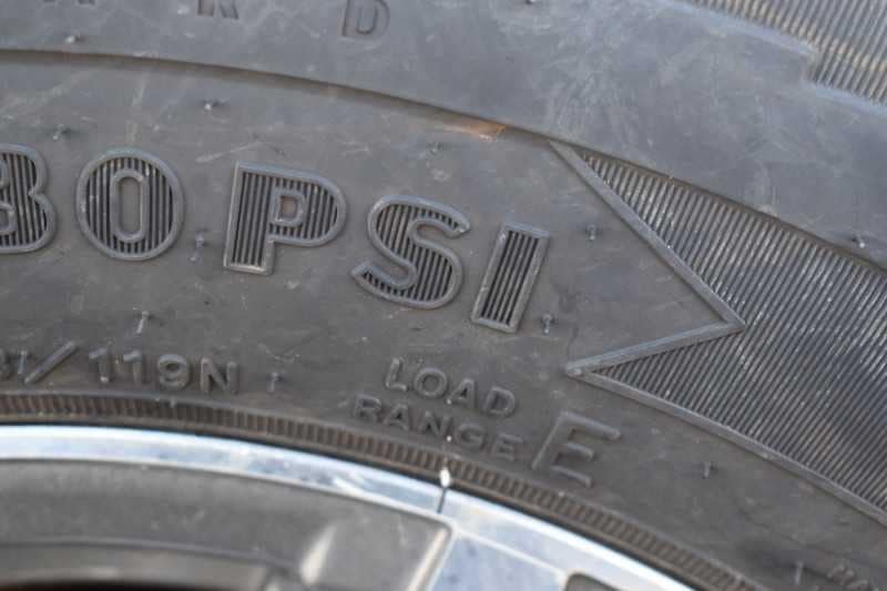 2015 Lakota 8411GLQ 4 Horse Trailer with 11′ Short Wall image 1