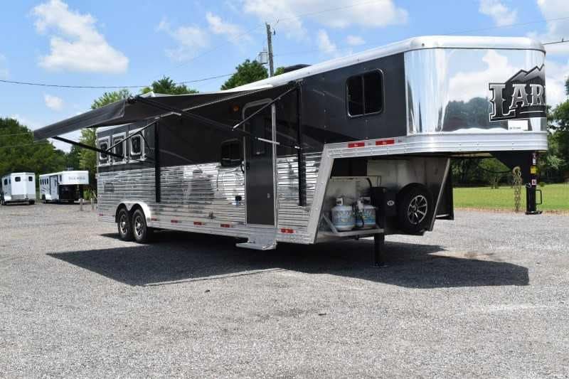 2020 Bison Laredo 3 Horse Trailer with 11′ Short Wall image 4