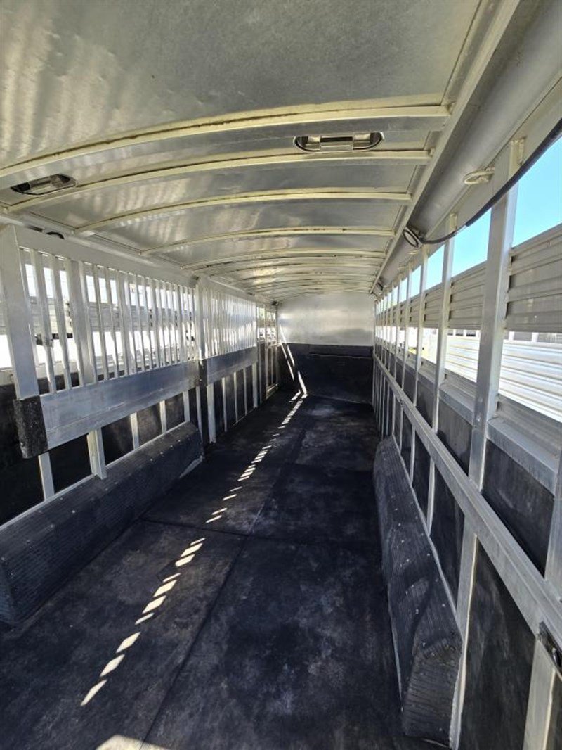 2006 C&C 4 Horse Gooseneck Trailer image 1