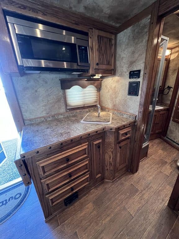 2009 Platinum Coach 3 H 16′ SW w/Outlaw Conversion image 33