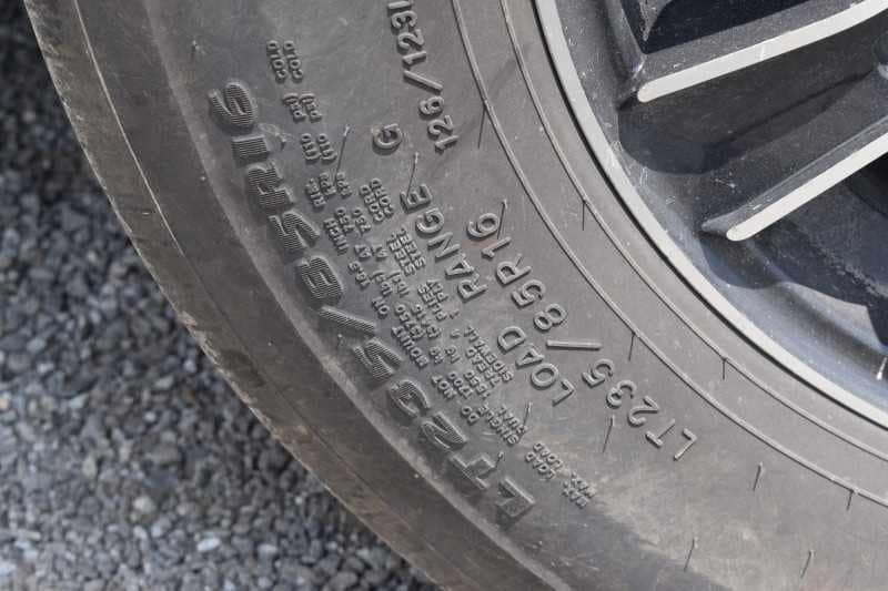 2015 Bison Ranger 3LQ Horse Trailer with 10′ Short Wall image 27