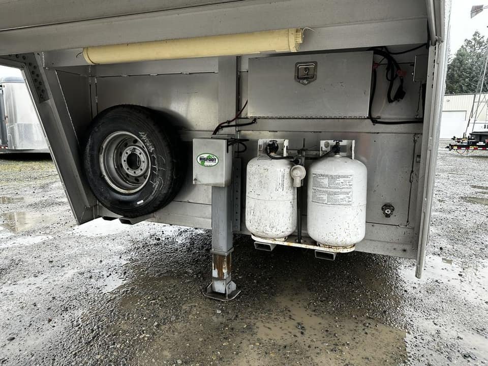 2009 Bloomer Trailers Evolution 10th Anniversary Edition 3-H 11′ LQ image 4