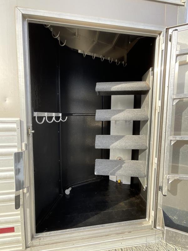 2014 Logan Coach RAZ4GNHDLQ 40′ 4 horse Razor GN Horse Trailer**WITH WALK IN CLOSET** image 33