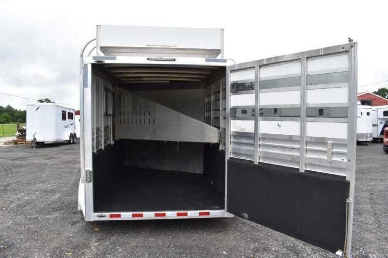 2012 CM 3HBP 3 Horse Trailer image 3
