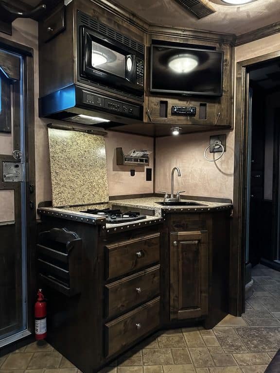 2009 Bloomer Trailers Evolution 10th Anniversary Edition 3-H 11′ LQ image 14