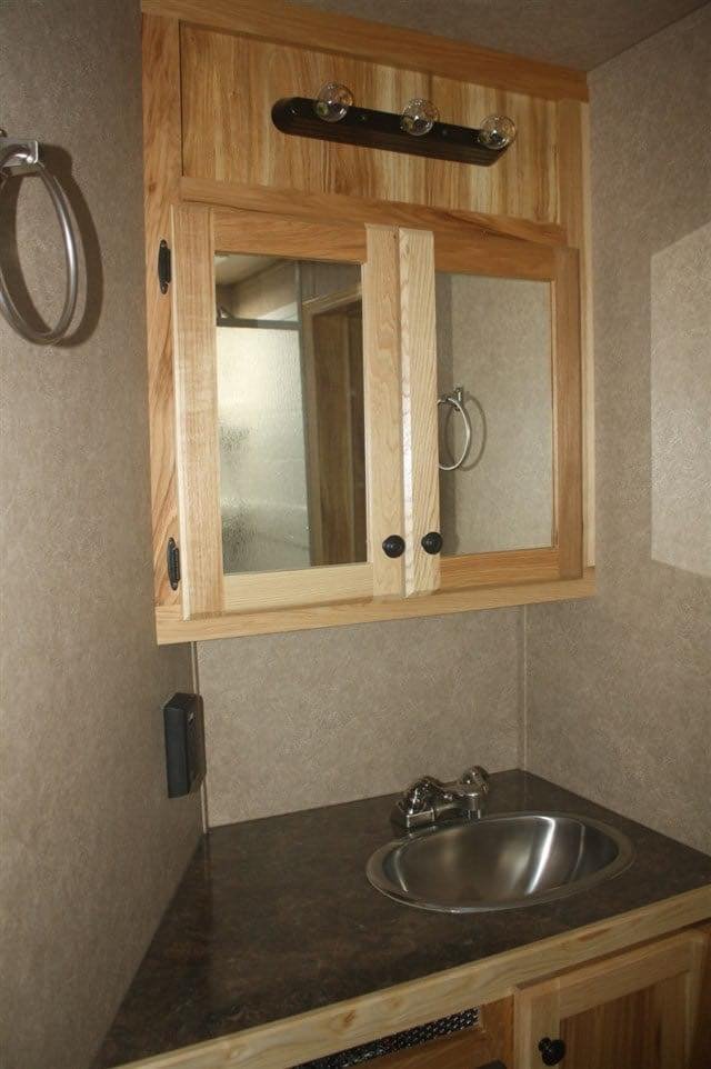 2019 Lakota Charger 4 Horse LQ with 15′ Short Wall image 24