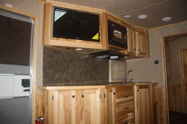 2019 Lakota Charger 4 Horse LQ with 15′ Short Wall image 19