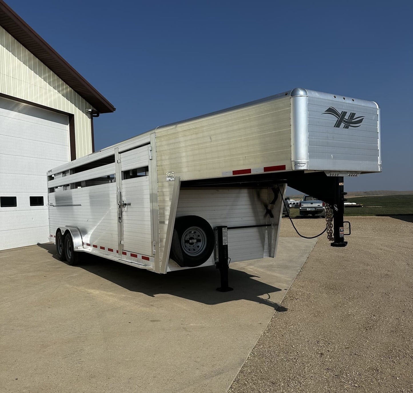 New 2024 Hillsboro 24′ Livestock Trailer – Three Compartments image 13