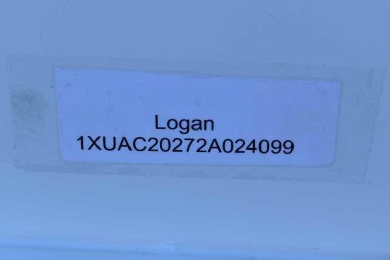 2002 Logan Coach 3HBP 3 Horse Trailer image 1