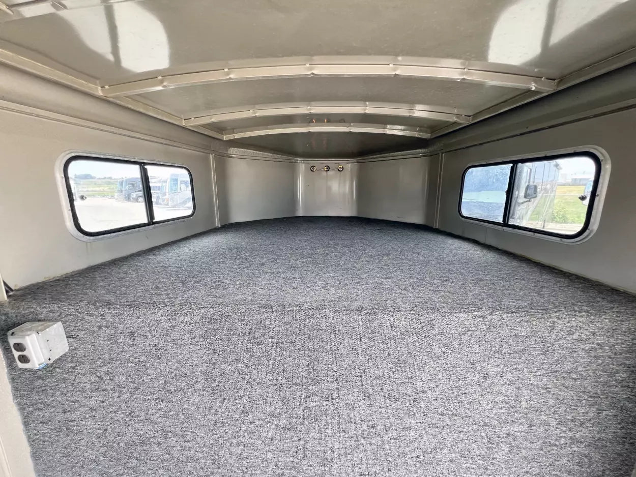 2001 Titan 3 Horse Gooseneck image 4