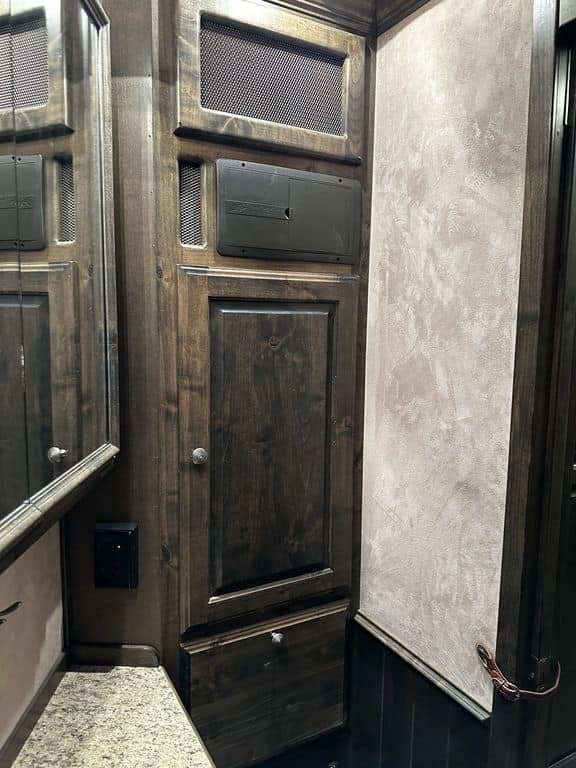 2009 Bloomer Trailers Evolution 10th Anniversary Edition 3-H 11′ LQ image 16