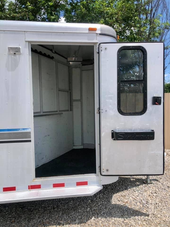 1998 Sundowner 3 Horse Slant image 3