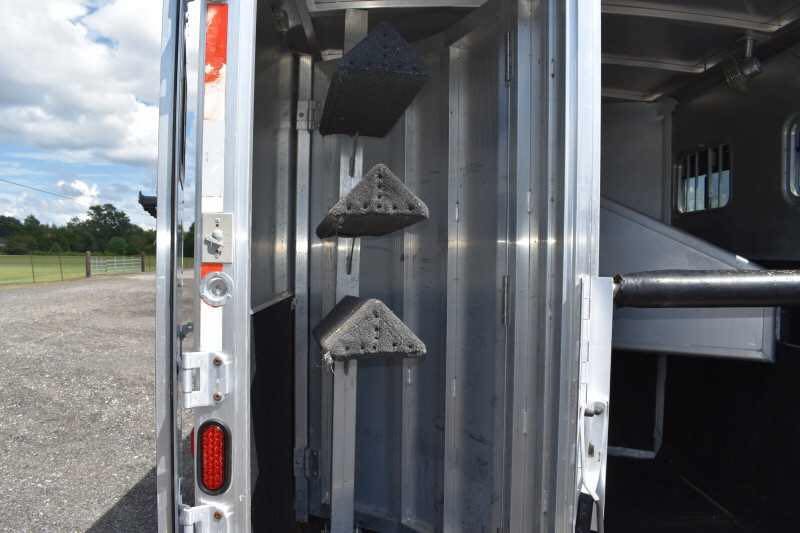 2002 Exiss SS20 2 Horse Trailer image 8