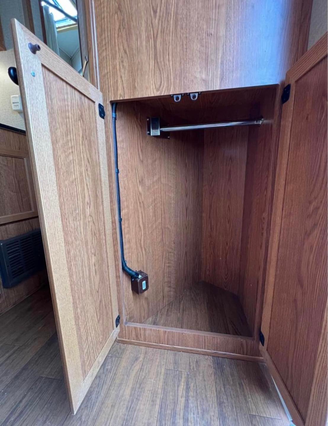 2007 Featherlite 3 horse slant load trailer image 15