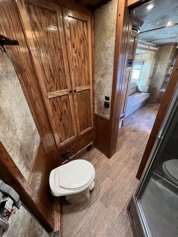 2009 Platinum Coach 3 H 16′ SW w/Outlaw Conversion image 40