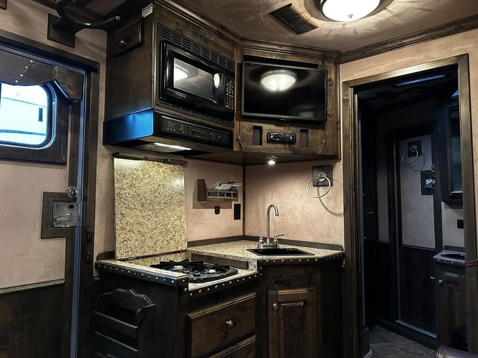 2009 Bloomer Trailers Evolution 10th Anniversary Edition 3-H 11′ LQ image 13