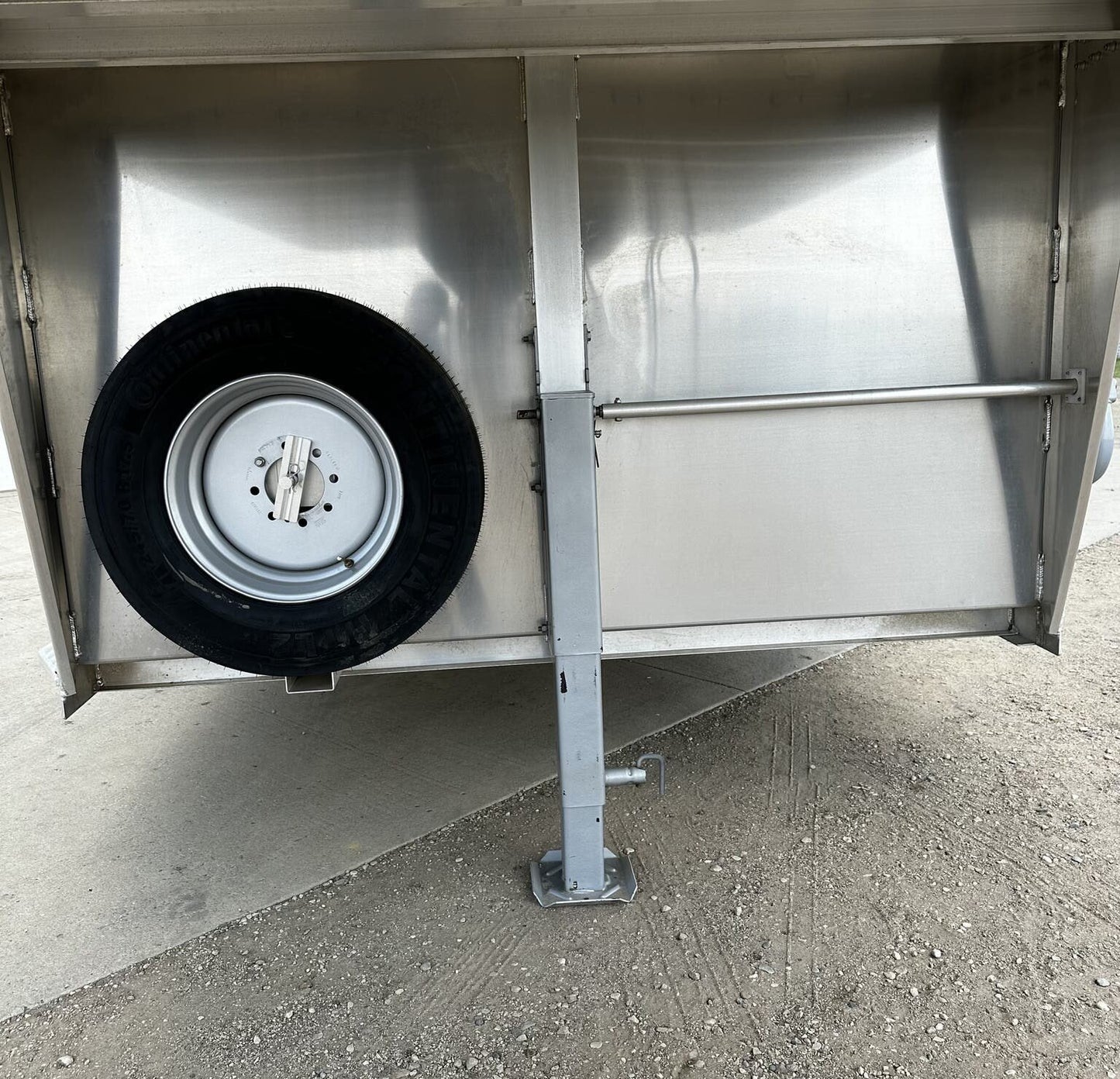 New 2024 Elite Trailers 32FT TRIPLE AXLE STOCK TRAILER W/ 3 COMPARTMENTS image 12