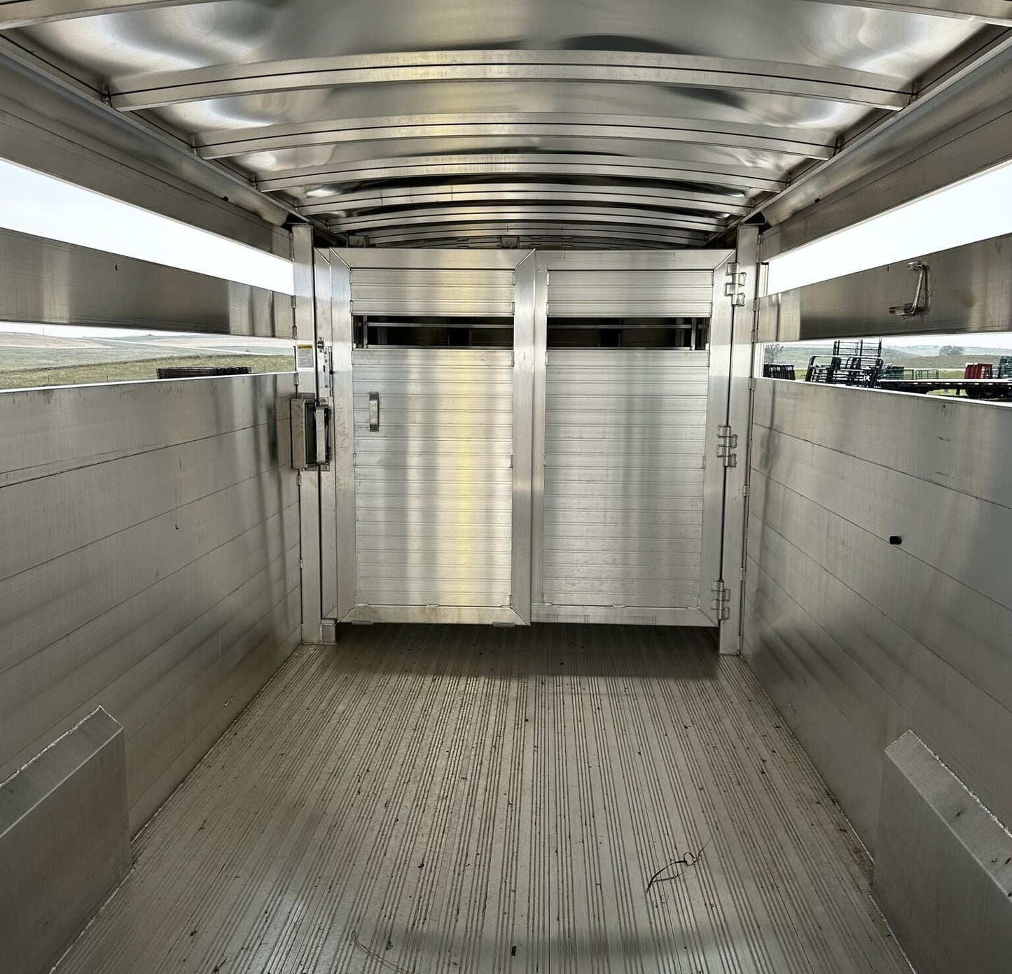 New 2024 Hillsboro 24′ Livestock Trailer – Three Compartments image 5