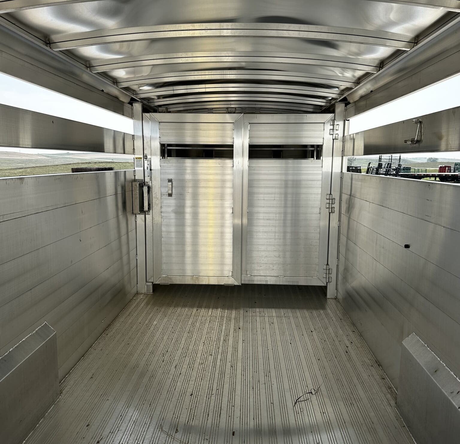 New 2024 Hillsboro 24′ Livestock Trailer – Three Compartments image 5