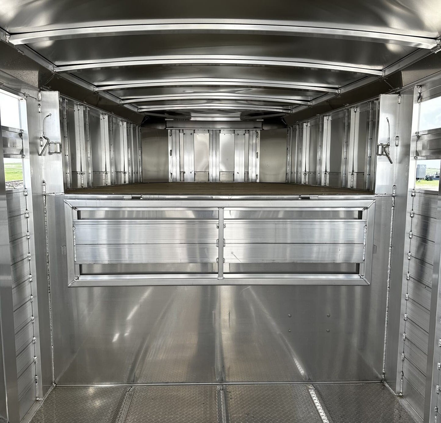 New 2024 Elite Trailers 32FT TRIPLE AXLE STOCK TRAILER W/ 3 COMPARTMENTS image 14