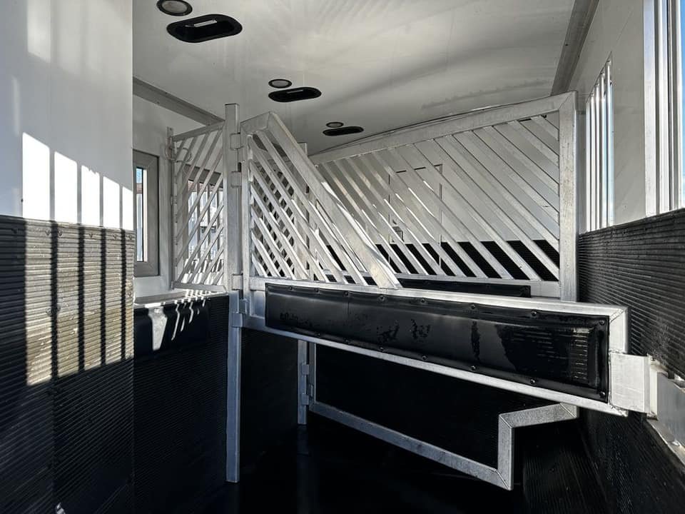 2009 Bloomer Trailers Evolution 10th Anniversary Edition 3-H 11′ LQ image 27