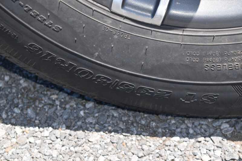 2017 Exiss Escape 7308LQ 3 Horse Trailer with 8′ Short Wall image 27